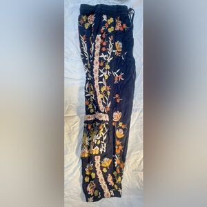 Johnny Was Embroidered Cargo capri pants. Women’s Medium.